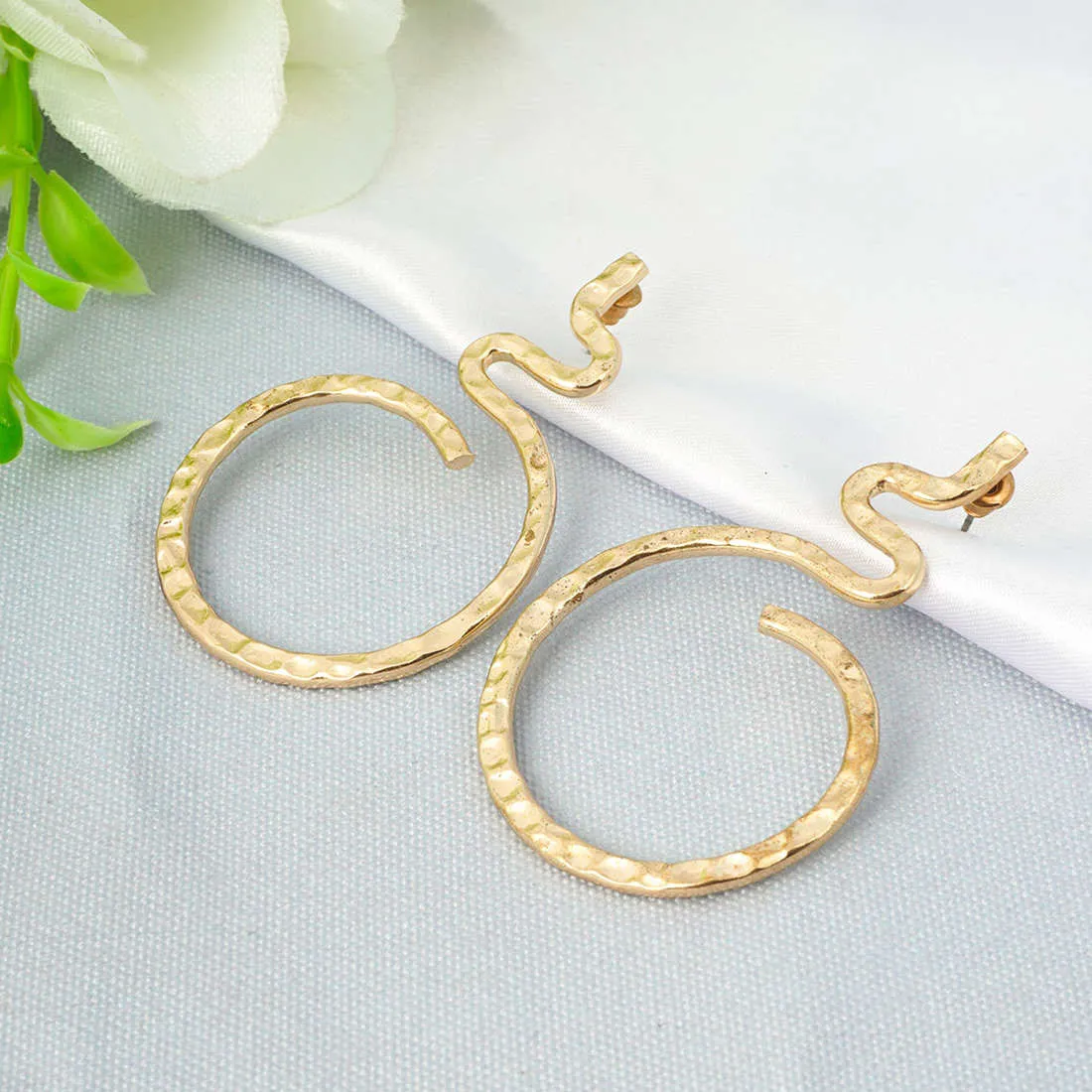 Gold Minimalist Twisted Earrings